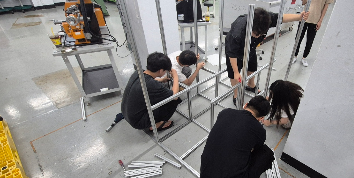 학업 외 다양한 분야를 공부하고 작품을 개발하는 활동을 통해, 개인의 능력을 발휘하고 성장하는 경험을 제공하여 구성원들의 역량을 발전시키는 것울 목표로합니다. 구성원 간의 친목과 소통을 우선하며, 각자의 장점을 공유하고 배우는 과정에서 개인 능력 향상시키고, 강의에서 배운 내용을 바탕으로, 인적· 지적 성장을 이루는 결과물을 창출하는 방향으로 운영합니다. 기계공학의 열역학, 유체역학, 냉동공조 등의 전공을 학습하고 실습을 통해 실생활에 응용할 수 있는 능력을 배양합니다.