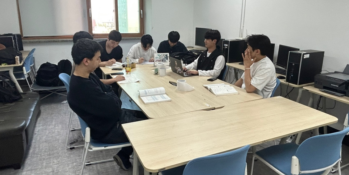 SPACE는 기계설계와 학업에 대한 열정으로 동아리 부원들이 다 함께 실력을 쌓는 동아리입니다. SolidWorks나 AutoCad 등 다양한 자격증과 학교 정보도 같이 공유하며 넓은 동아리 방에서 편히 쉬다가 갈 수 있는 분위기를 갖추고 있습니다.