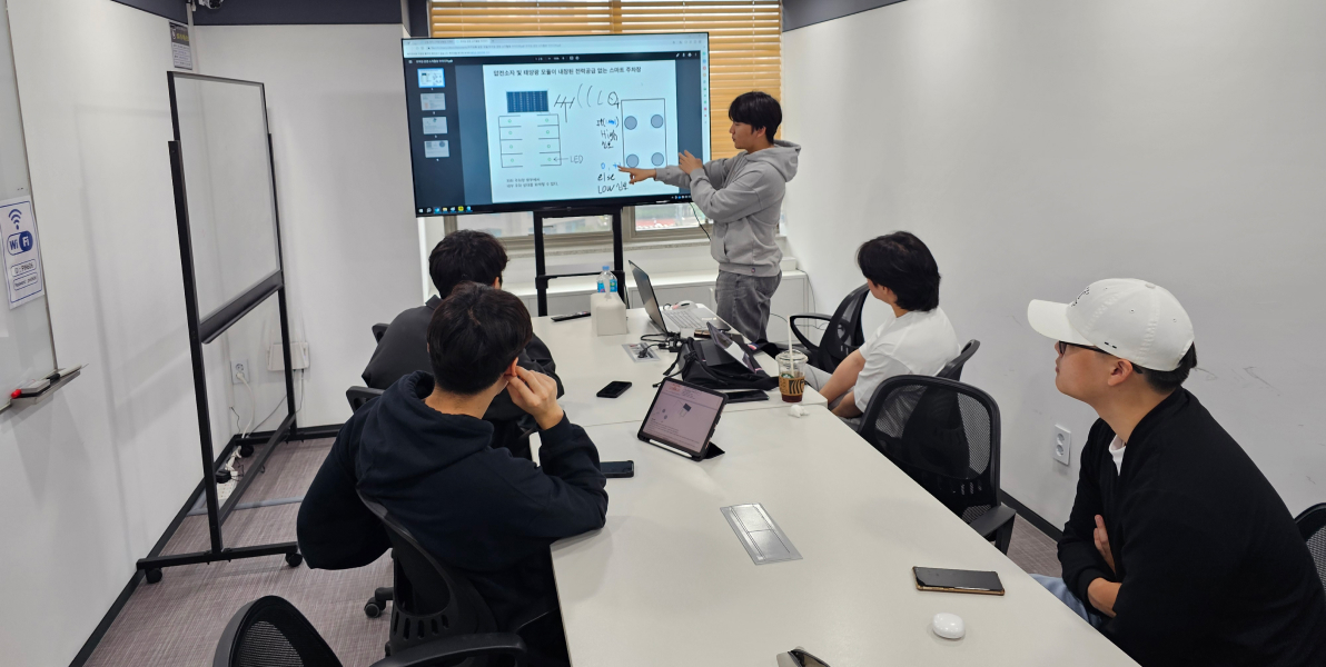 DMZ는 체계적으로 심도있게 학습한 전공 과목을 토대로, 개개인의 호기심과 탐구심을 자극하여 서로의 지식을 공유하고 함께 성장하는 공간입니다. 뜨거운 열정과 혁신적인 아이디어로 교내외 경진대회 및 공모전에서 수상하는 것을 목표로 하고 있습니다.