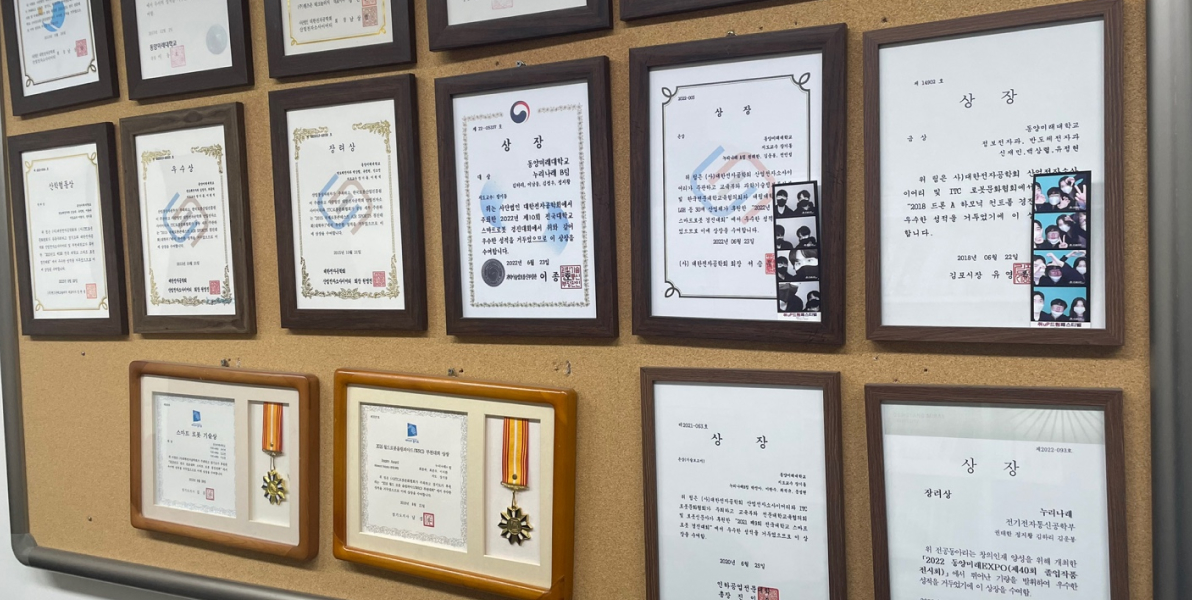 누리나래는 스마트 로봇 개발과 임베디드 시스템을 중심으로 활동하는 동양미래대학교의 대표적인 공학 동아리입니다. 다양한 프로젝트와 대회 참가를 통해 실무적인 경험을 쌓고, 팀워크와 창의적인 문제 해결 능력을 키우는 것을 목표로 하고 있습니다. 주요 활동으로는 매 학기 진행되는 로봇 개발 프로젝트와 각종 경진대회 참가가 있습니다. 최근에는 ‘스마트 로봇 경진대회’에 참가하여 브론즈 메달을 수상하였으며, 팀원들이 함께 협력하여 창의적이고 실용적인 솔루션을 개발했습니다. 이를 통해 동아리원들은 이론과 실습을 조화롭게 접목하여, 실무 경험을 쌓을 수 있는 기회를 얻고 있습니다. 누리나래 동아리는 전공 지식의 실습뿐만 아니라, 서로 배우고 가르치며 성장할 수 있는 학습 공동체입니다. 기술적 역량뿐 아니라 협동심과 책임감을 키우고자 한는 모든 학생들을 환영합니다.