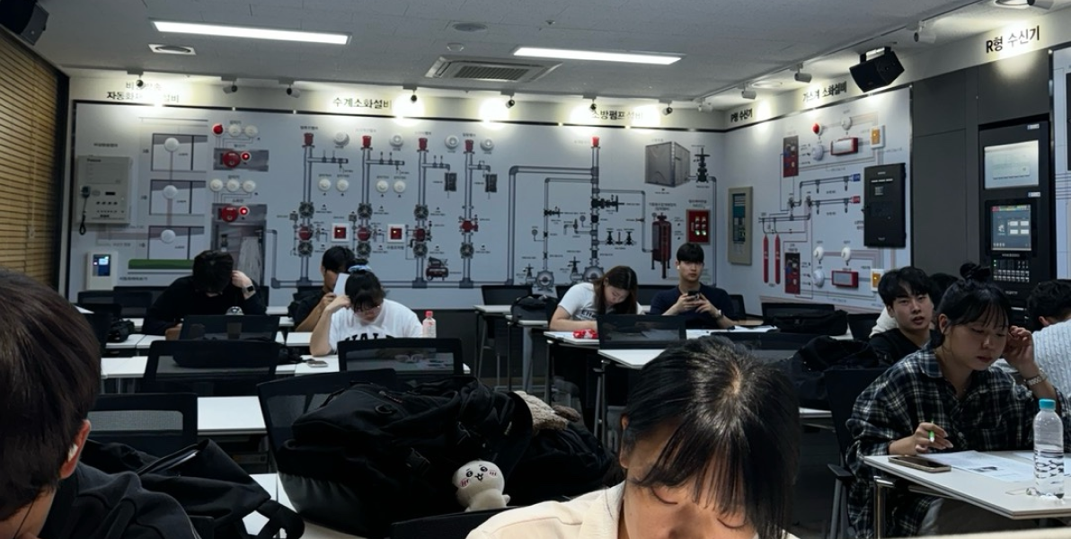 저희 소방안전관리과 전공동아리인 해태는 부원들의 전공에 대한 이해도를 높이기 위해 전공 관련 공부와 함께 실무에서 쓰이는 화재 시뮬레이션을 만드는 방법을 연구하는 동아리입니다. 또한 부원들과 함께 학과 졸업 후 실무에서 필요한 소방설비산업기사, 산업안전산업기사 등 관련 자격증 취득을 목표로 스터디를 진행합니다.