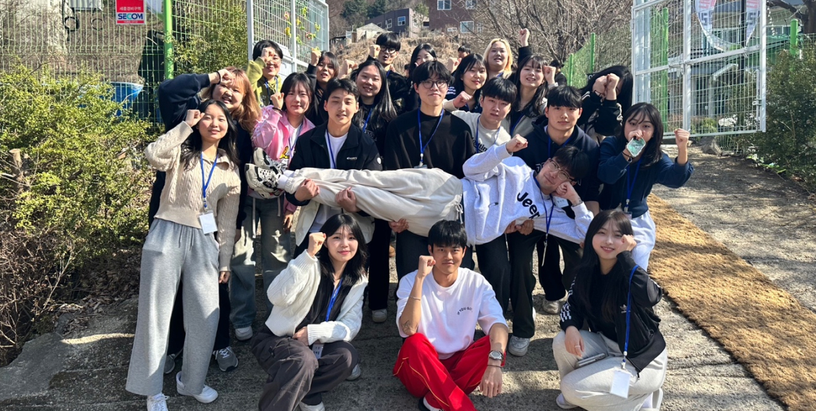 가람은 '강'의 순 우리말로, 1974년 창립된 오랜 전통을 자랑하는 생명화학공학과의 전공동아리입니다. 주요 활동으로는 선, 후배간의 튜터링이 있습니다. 주로 전공 공부에 대한 튜터링을 진행하고 있으며, 선배들은 후배들을 지도하며 조언을 아끼지 않습니다. 또한 진로 탐색을 위해 전체적인 세미나와 정기적 모임도 진행하고 있습니다.