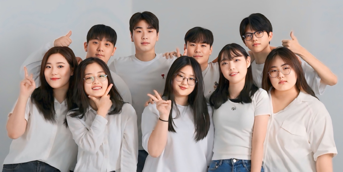 저희 BIOCHEM은 생물학을 뜻하는 Biology에 bio, 화학을 뜻하는 Chemistry에 Chem을 따서 만든 동아리입니다. 생명과 화학 분야에 관심 있는 학생들이 모여서 전공과 관련된 흥미로운 주제들을 탐구하고 연구해서 그 결과를 교내• 교외 대회에 참가해 발표하는 등 심화 활동을 하고 있습니다. 이를 통해 학습과 실무 경험을 동시에 쌓아가는 생명화학공학과의 대표 동아리입니다.