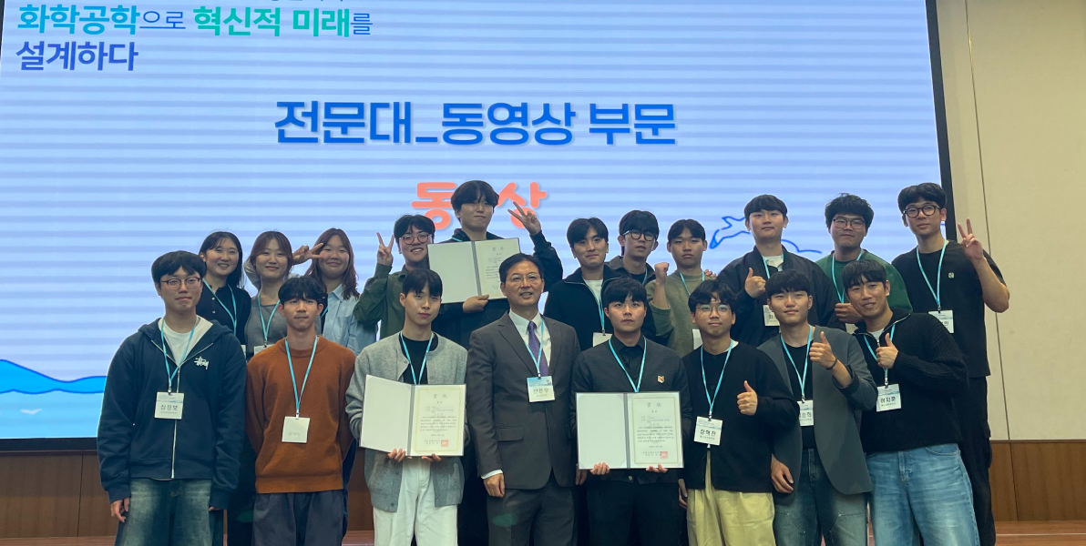 ‘바이어스(BiUS)’는 생명과학 및 바이오산업에 대한 관심을 바탕으로 창립된 전공 동아리로, 생명을 뜻하는 그리스어인 'Bios'와 우리를 뜻하는 'us'에서 유래됨. 'us'에는 바이오산업의 전문인이 되고자 하는 의지를 담고 있음. 전공을 탐색하고 선후배 간 친목 도모를 중심으로 활동하며, 다양한 실험과 경진대회 준비를 통해 실습 능력을 기르고 수상 경험을 쌓을 수 있는 동아리임.