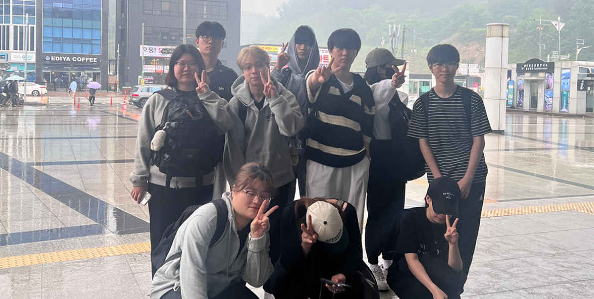 S.P.C(학생 작품 연구회)는 동양미래대학교 생활환경공학부 건축과의 설계전공 동아리로, 38년의 오랜 전통을 자랑합니다. 1987년에 설립된 이래, 다수의 교내, 외 설계공무전에서 수상하는 등 우수하면서도 꾸준한 실적을 거두고 있습니다. 본 동아리는 취미 활동을 넘어서, 체계적이고 전문적인 설계 활동을 통해 학생들이 실제 산업 현장에서도 유용한 지식과 기술을 습득할 수 있도록 돕고 있습니다.