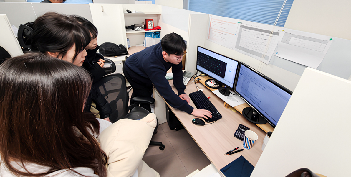 건축구조연구회 동아리에서 작업설명하는 모습