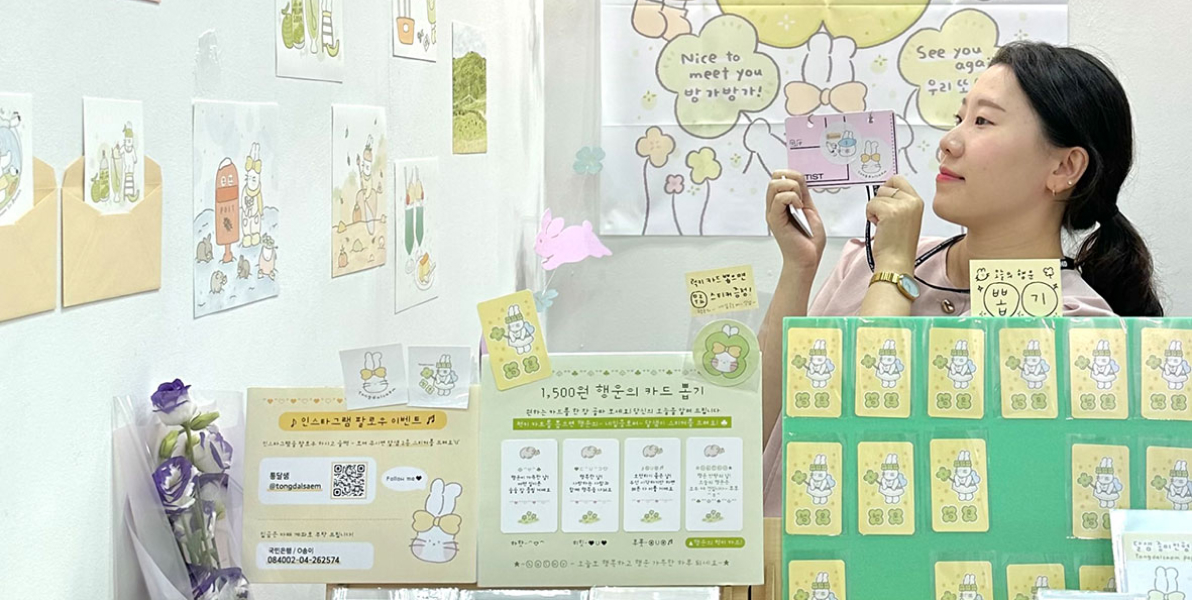 구미래는 책의 '오래된 미래'를 탐구하는 PDLab(전공동아리)입니다. 전통적인 인쇄 매체에서 출발한 출판 및 편집 디자인의 미래적 가치를 실험하는 작품 개발을 지향하고 있습니다. 기획, 제작한 독립 출판 콘텐츠와 일러스트레이션을 다양한 소비재에 적용하여 아트 콜라보레이션 상품을 만들고, 페어에 참가하여 소비자에게 판매, 소통을 경험하며 디자이너로서 창업 활동 역량을 쌓습니다.