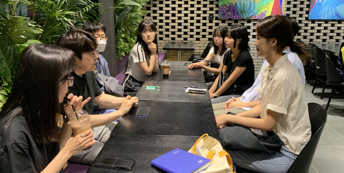 프리미어는 유통 및 마케팅 분야에서 성공적인 취업을 목표로 하는 학생들을 위한 취업 준비 동아리입니다. 자격증 준비 및 선후배 멘토링 등 다양한 활동을 통해 학생들의 취업 경쟁력을 높이고 실질적인 도움을 제공하고 있습니다.