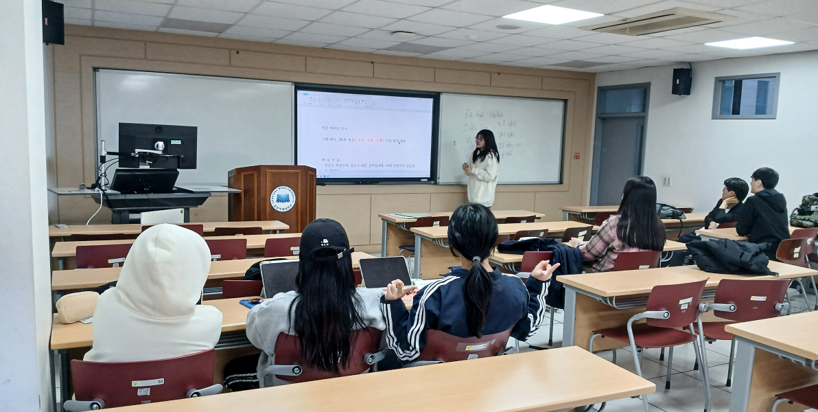 CCL(Creative Chinese Learning) 전공동아리는 중국어 능력 향상을 위하여 자율적인 중국어 학습 분위기를 조성하고 취업에 도움이 되는 HSK 시험을 대비하여 학생 상호 간의 중국어 정보 공유 및 시험 대비 능력 향상을 목표로 활동하고 있음.