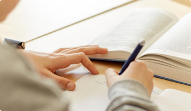 책에 필기하는 이미지