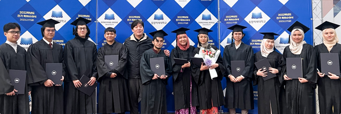 마이크로 소개 이미지 - 학생들이 앉아있음